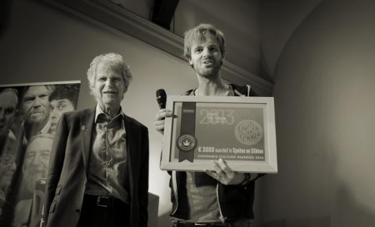 Tim Hofman (from BNN Spuiten en Slikken) receives the Award from Frederik Polak